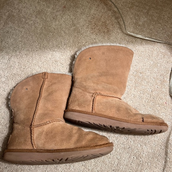 Kids Midi Carmel Ugg Boots (size 4) - Picture 2 of 5